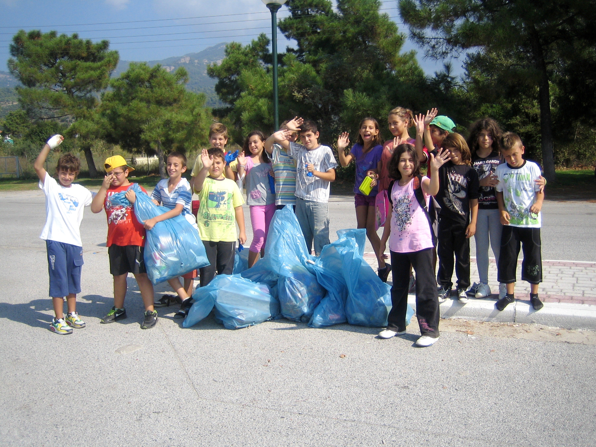 Μαθητές καθάρισαν ακτές