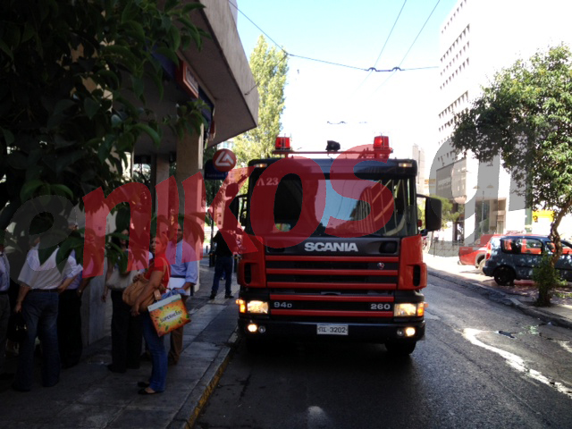 Τώρα-ΦΩΤΟ.Απειλεί να αυτοπυρποληθεί