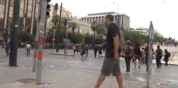 Κουκουλοφόροι κατά ΜΑΤ