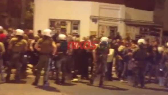 Τώρα-Βίντεο: Παραμένει κόσμος έξω από το θέατρο