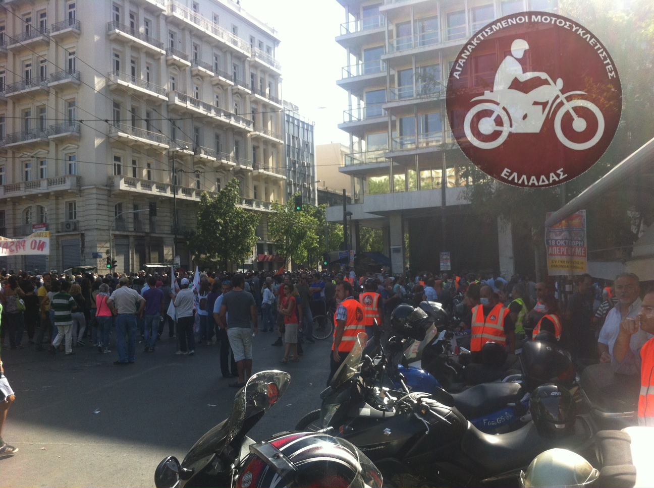 Τώρα-Έριξαν κρότου λάμψης στο πλήθος