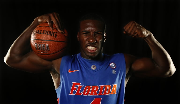 Προπονείται τραβώντας αυτοκίνητα