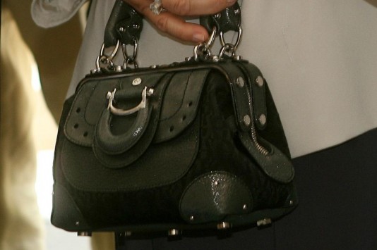 Έφηβη έκλεψε τσάντα