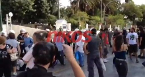 Τώρα – Βίντεο: Ένταση και φωνές στη Λ. Αμαλίας