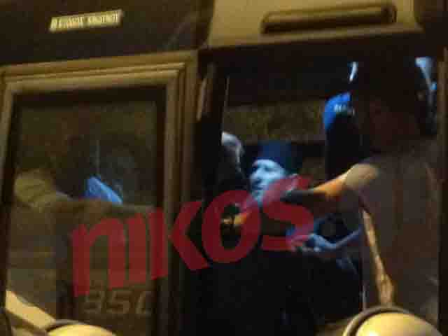 Τώρα-Βίντεο : Ιερέας στους προσαχθέντες