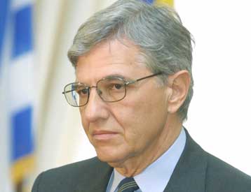 “Με μειώσεις μισθών και συντάξεων δεν πρόκειται να πάμε μπροστά”