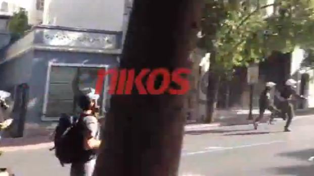 Τώρα – ΒΙΝΤΕΟ: ΜΑΤ κυνηγούν διαδηλωτές στη Φιλελλήνων