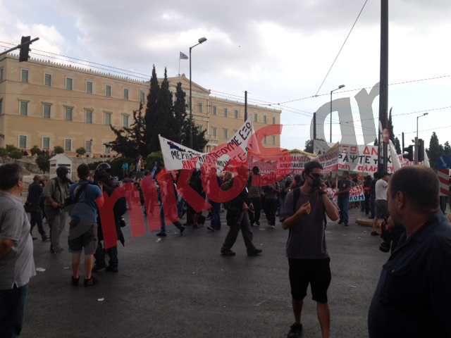 Τώρα-Εξω από τη Βουλή