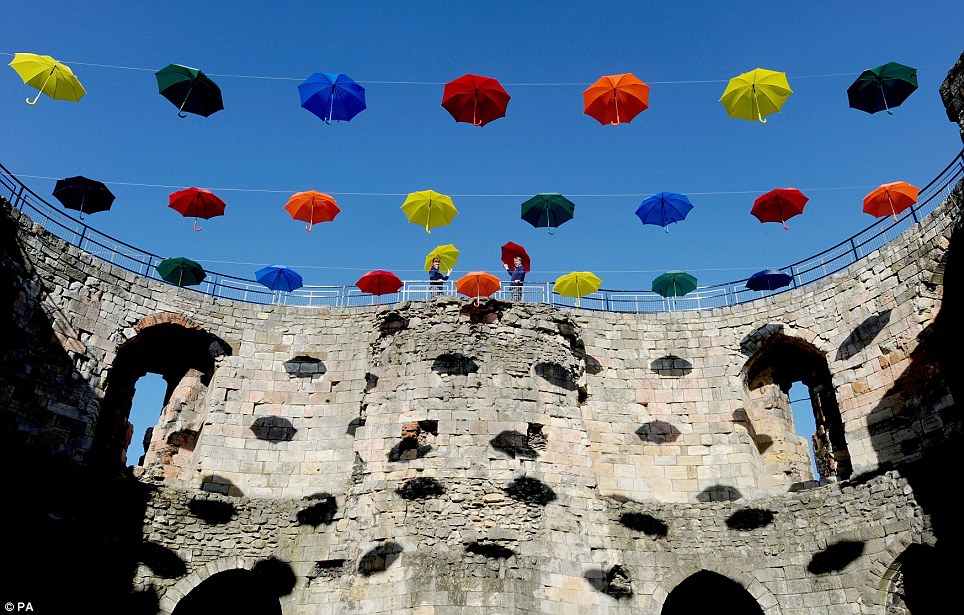 45 ομπρέλες στον… ουρανό!