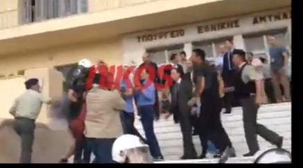 Τώρα – Βίντεο: Η σύλληψη του προέδρου των εργαζομένων