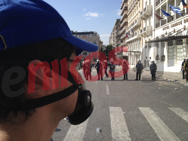 Τώρα-ΦΩΤΟ:Με αντιασφυξιογόνες μάσκες στο Σύνταγμα