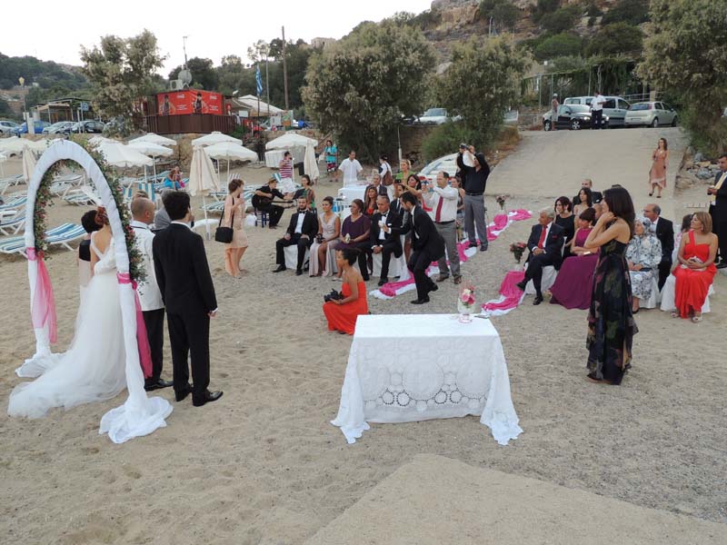 Όλοι παντρεύονται στη… Ρόδο