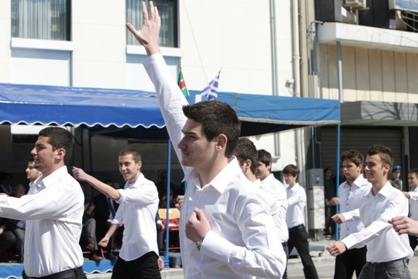 Μαθητές ύψωσαν τη γροθιά τους