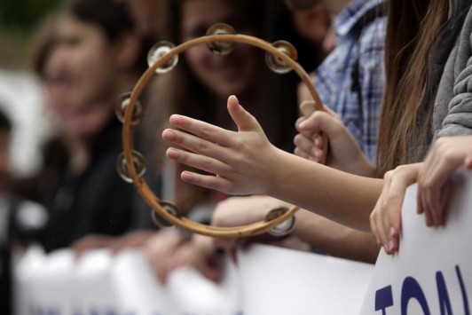 Tώρα- Συγκέντρωση γονέων και μαθητών στην Κλαυθμώνος