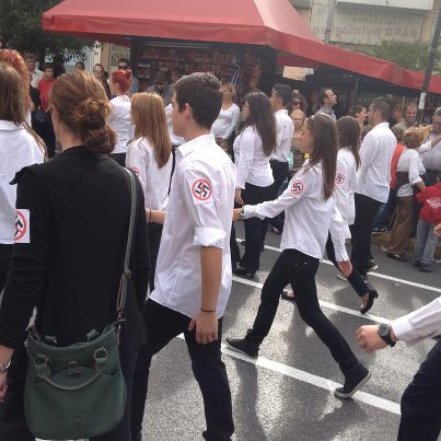 Παρέλασαν με αντιναζιστικά σύμβολα