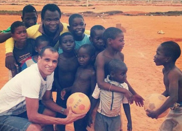 Ο Ρίμπο δίνει χαρά στα παιδιά