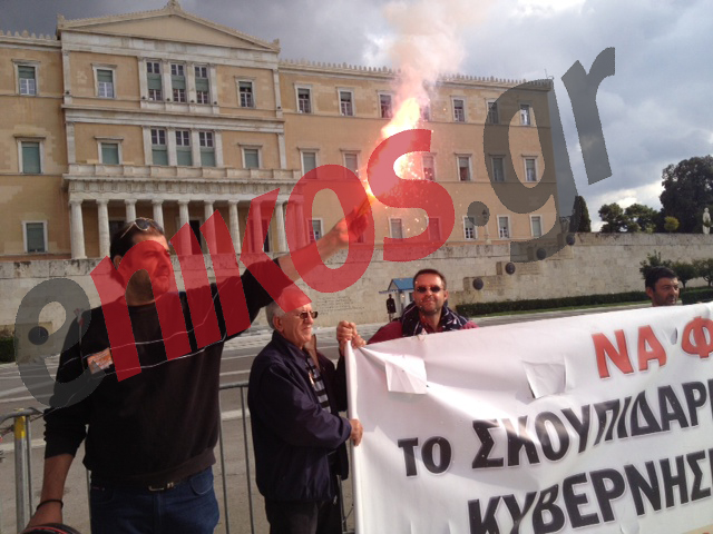 Τώρα – ΦΩΤΟ: Ανάβουν πυρσούς στη Βουλή