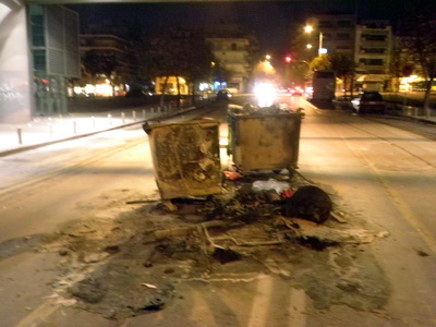 Καμμένοι κάδοι στην Τούμπα