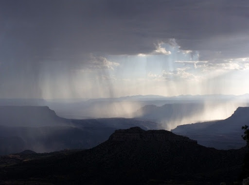 Σύννεφα με τοπικές βροχές