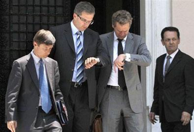 Spiegel: Η Τρόικα θέλει λίστα με τα ονόματα των δ. υπαλλήλων που θα απολυθούν