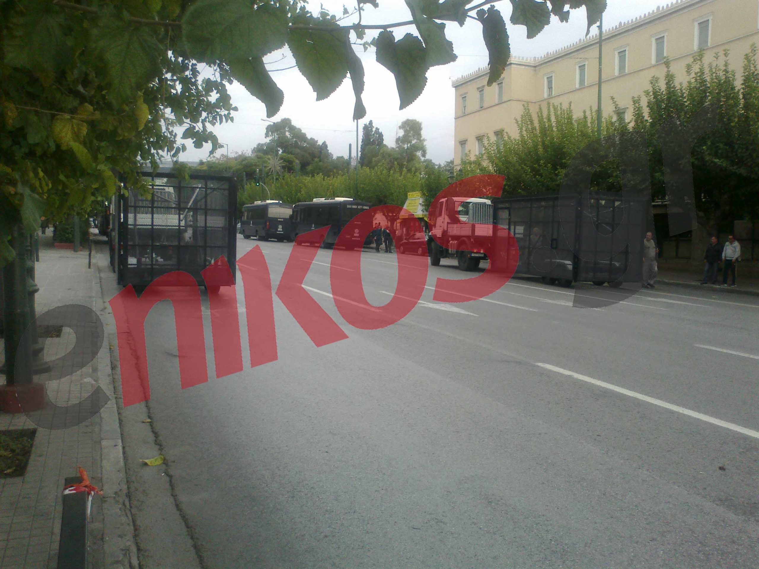 Τώρα- Τοποθετούν τον φράχτη