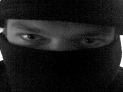 Tον ξυλοφόρτωσαν με τις… μαγκούρες