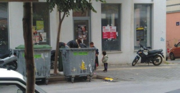 Οικογένεια τρώει από τα σκουπίδια