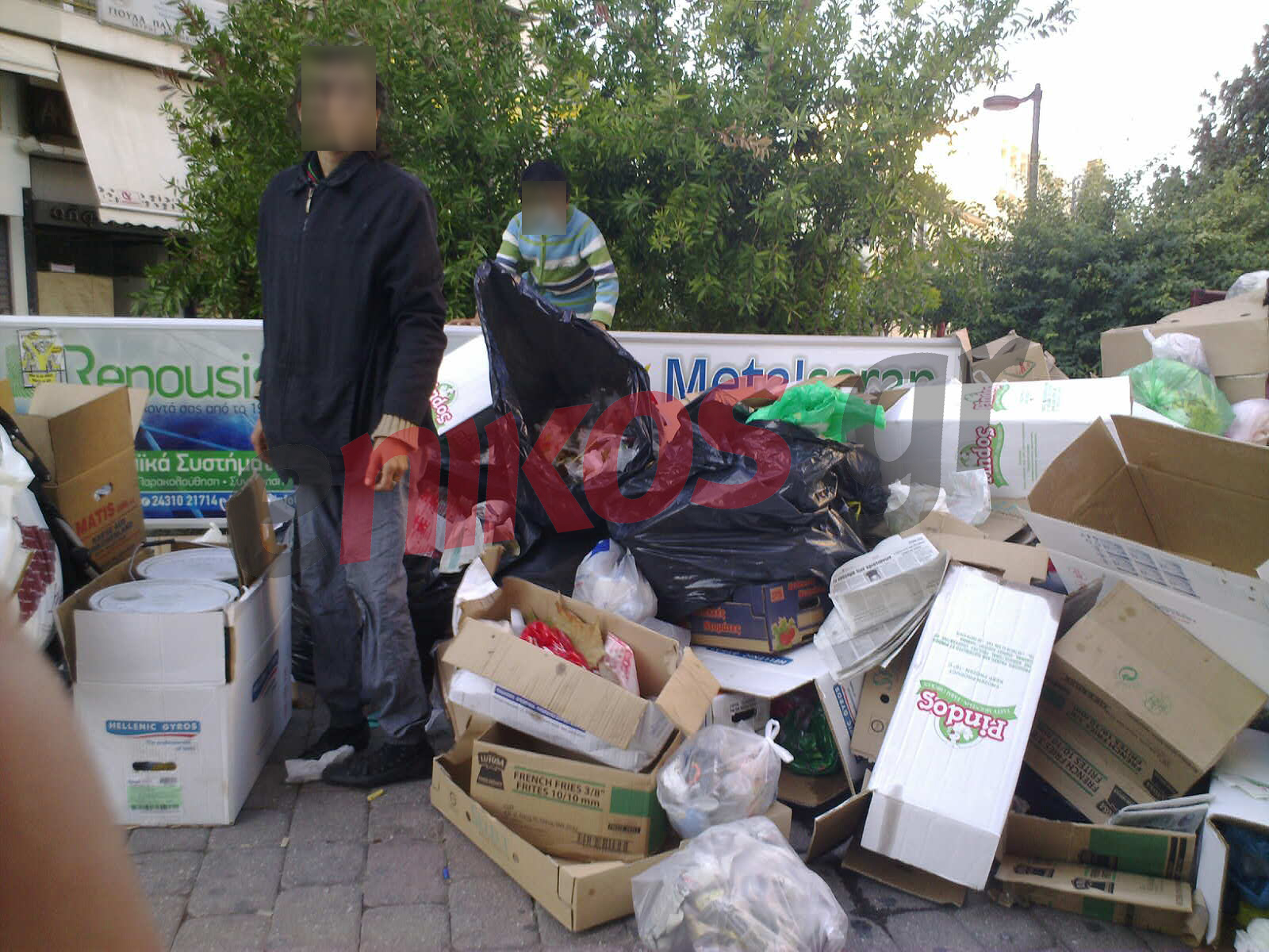 Ψάχνουν για φαγητό στα σκουπίδια