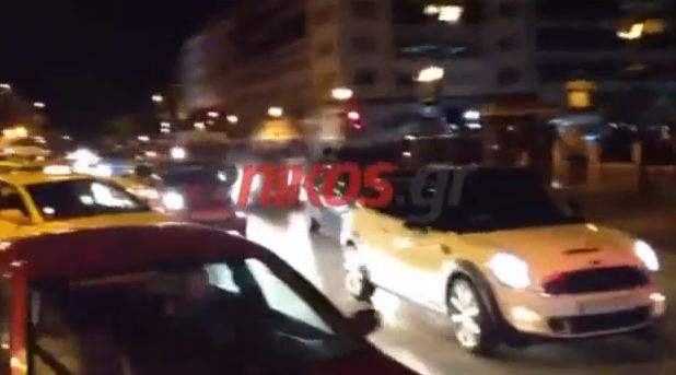 ΒΙΝΤΕΟ: Διαδηλωτές στο δρόμο και ακινητοποιημένα αυτοκίνητα