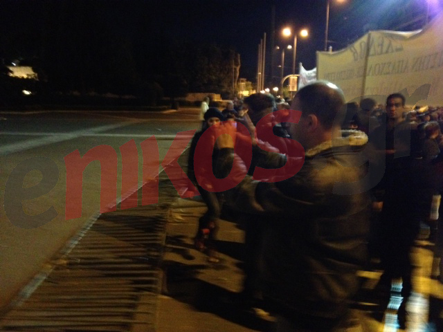 Τώρα – Έριξαν τα κιγκλιδώματα