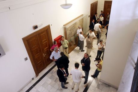 Τώρα- στα χέρια υπάλληλοι της βουλής με δημοσιογράφους