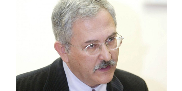 Τώρα-Έφυγε από την πίσω πόρτα ο υπουργός