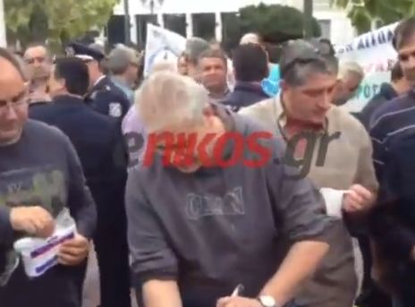 Βίντεο: Μοιράζουν φασολάδα στη διαμαρτυρία