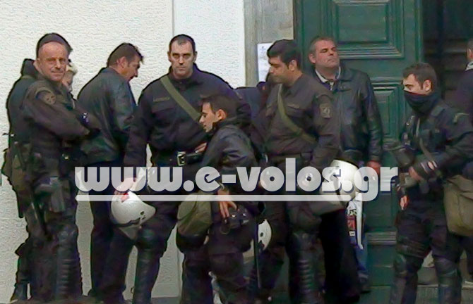 Διμοιρίες των ΜΑΤ στα δικαστήρια Βόλου