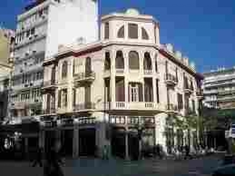 Τώρα – Ηλικιωμένος άνδρας απειλεί να αυτοπυρποληθεί