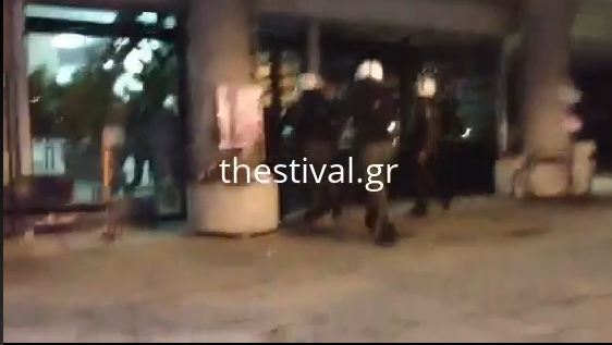 Βίντεο-Καρέ καρέ η εισβολή των ΜΑΤ στο ΑΠΘ