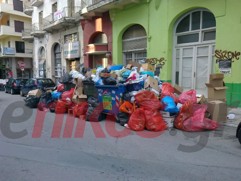 ΦΩΤΟ – Τα σκουπίδια “πνίγουν” και την Χαλκίδα