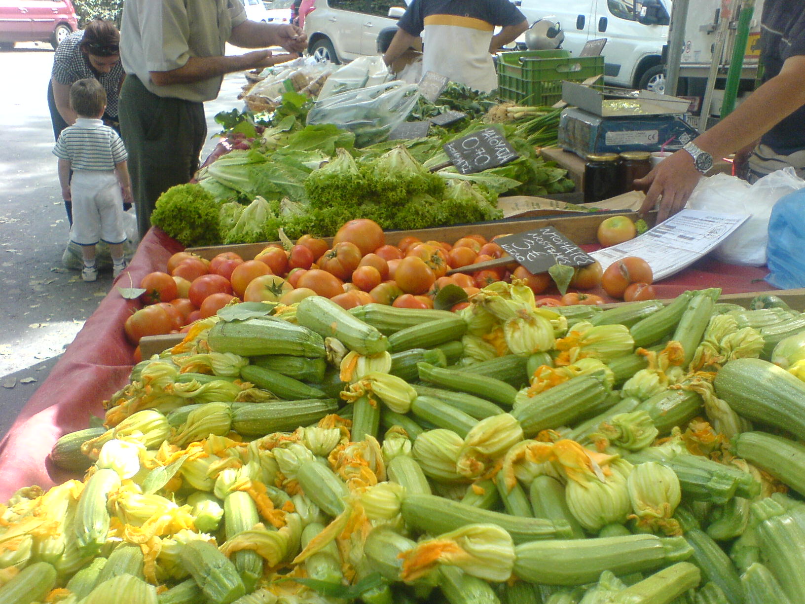 Φθηνότερες έως 50% οι λαϊκές αγορές