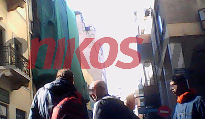 Ντοκουμέντο-Τα “βαποράκια” που αναζητούν πελάτες στο κέντρο της Αθήνας