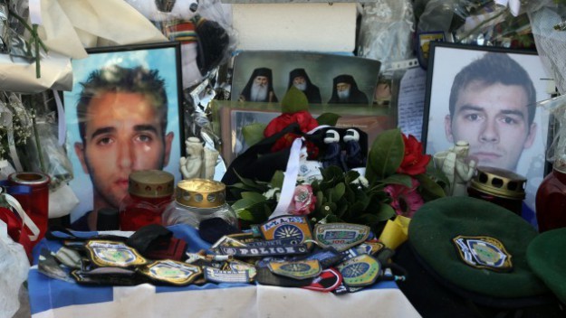 Ο πατέρας του νεκρού αστυνομικού ξεσπά