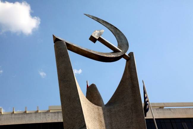 ΚΚΕ κατά ΝΔ-ΣΥΡΙΖΑ