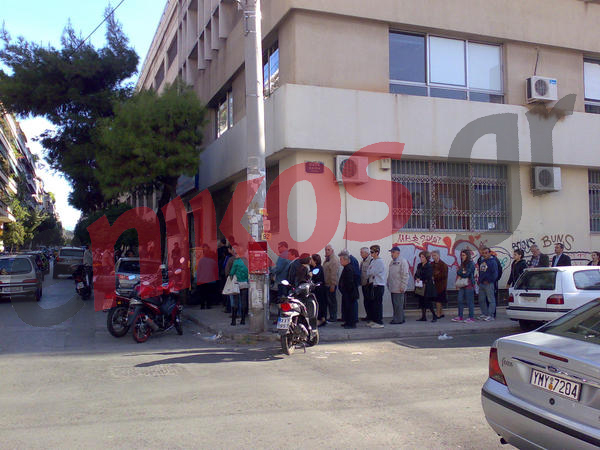 Τώρα-Ουρά έξω από τη ΔΕΗ