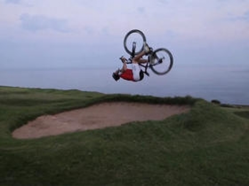 Μα τι κάνει πάνω σε δυο ρόδες!