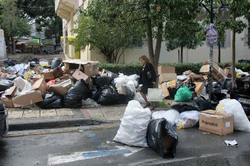 Μαζεύουν τα σκουπίδια ελέω Αγίου