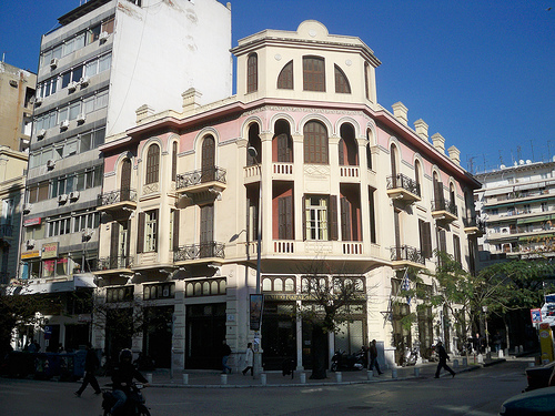 Τώρα-Δύο πυροσβέστες στο κτίριο