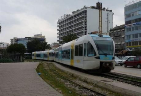 Πέταξαν πέτρες στον Προαστιακό