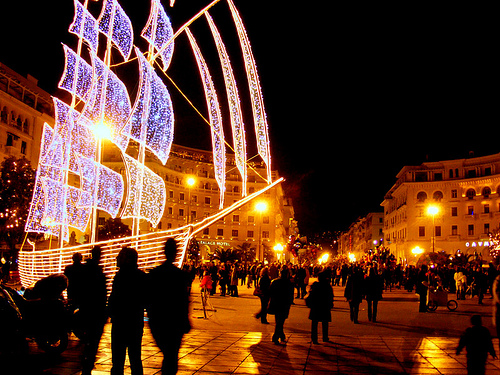 Η Θεσσαλονίκη έβαλε τα «γιορτινά»