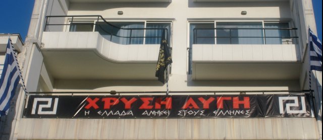 Μολότοφ σε γραφεία της Χρυσής Αυγής