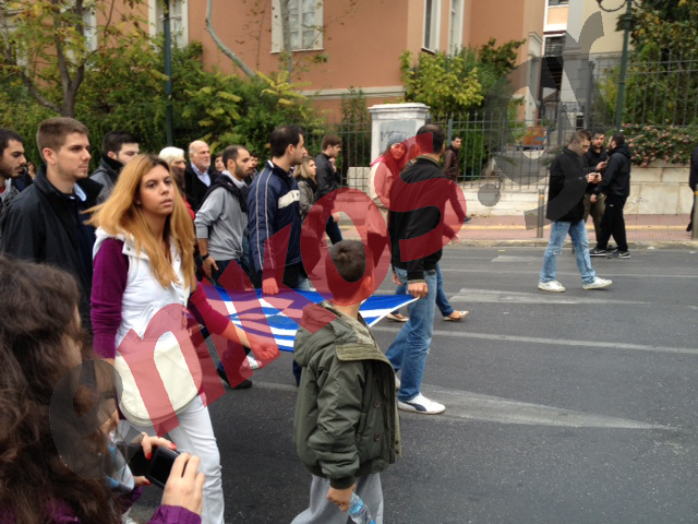 Τώρα-Παιδιά κρατούν τη σημαία