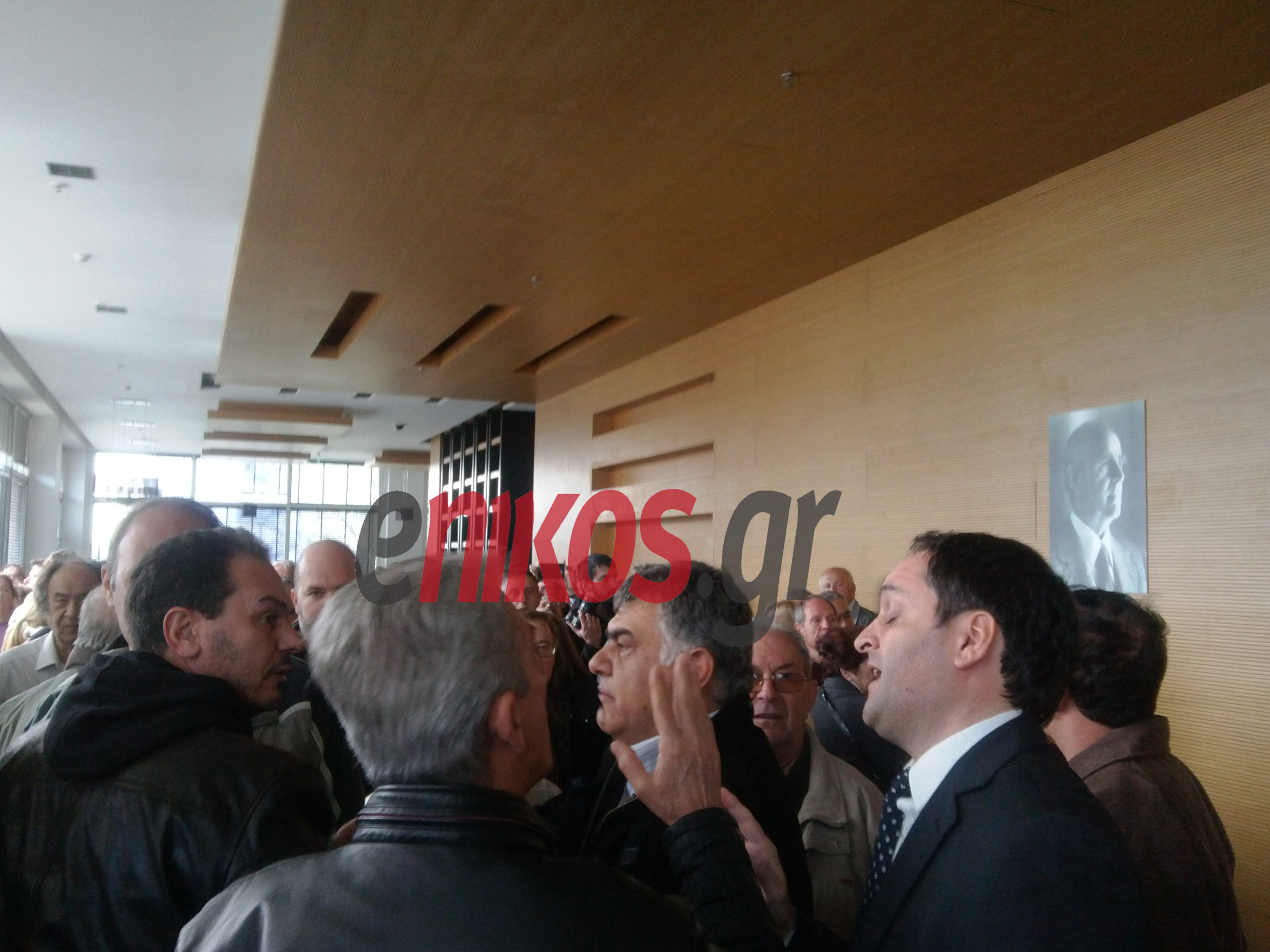 Τώρα-ΦΩΤΟ. Οι ομολογιούχοι μπήκαν στα γραφεία της ΝΔ